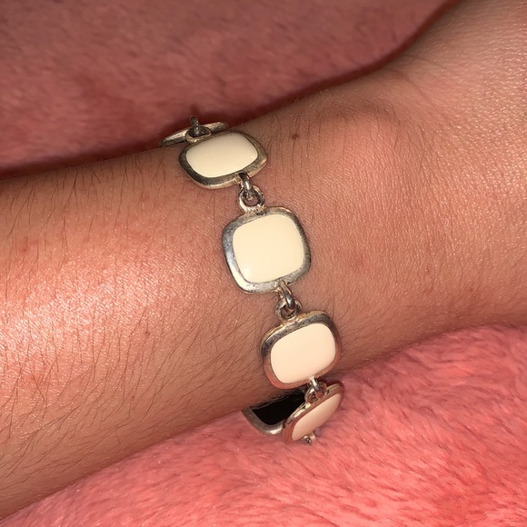 Reversible Black or White Bracelet - Picture 3 of 6